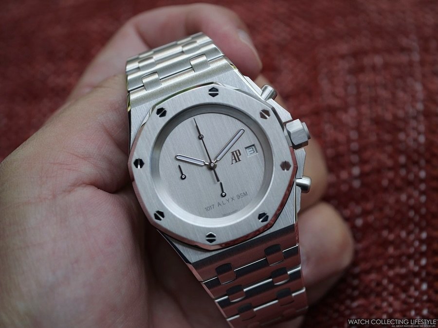 On our website, our review of the @audemarspiguet Royal Oak Offshore 1017 ALYX 9SM @alyxstudio ref. 26238BC.OO.2000BC.01 comes in a limited edition of 76 pieces in 18K white gold with a 42 mm case with crown and pushers also in 18K white gold. #aude