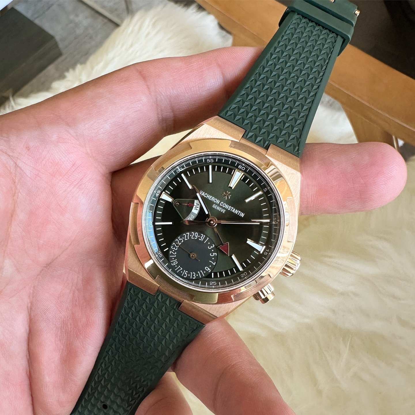 One of the best releases of 2024 and a watch where pictures don&rsquo;t do justice. @vacheronconstantin Overseas Dual Time Sunburst Green Dial ref. 7920V/210R-B965 #vacheron #vacheronconstantin #overseasdualtime #watches #watchesofinstagram #watchad