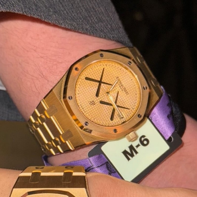 On our website, the leaked @audemarspiguet special Royal Oak Extra-Thin &lsquo;Jumbo&rsquo; ref. 16202BA or 16202OR in collaboration with KAWS. @kaws If I had any respect left for Audemars Piguet, now it is gone.